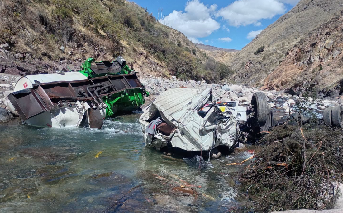 DERRAME DE COMBUSTIBLE EN EL RÍO CHALHUANCA TRAS CAÍDA DE CAMIÓN CISTERNA ACTIVA ALERTA AMBIENTAL EN AYMARAES